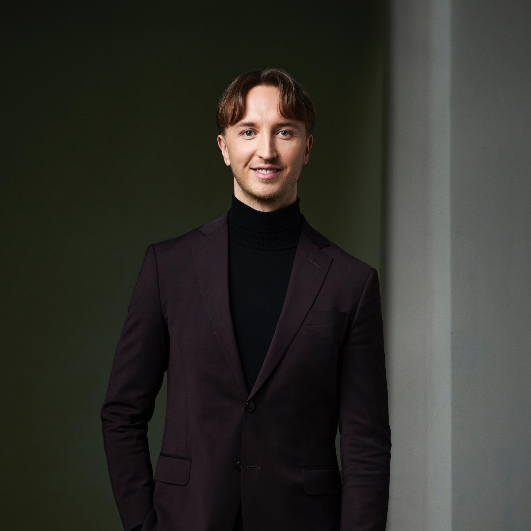 Ilmari Nurminen on uuden ajan pormestari Tampereelle. Kuva Ilmari Nurmisesta tummalla taustalla